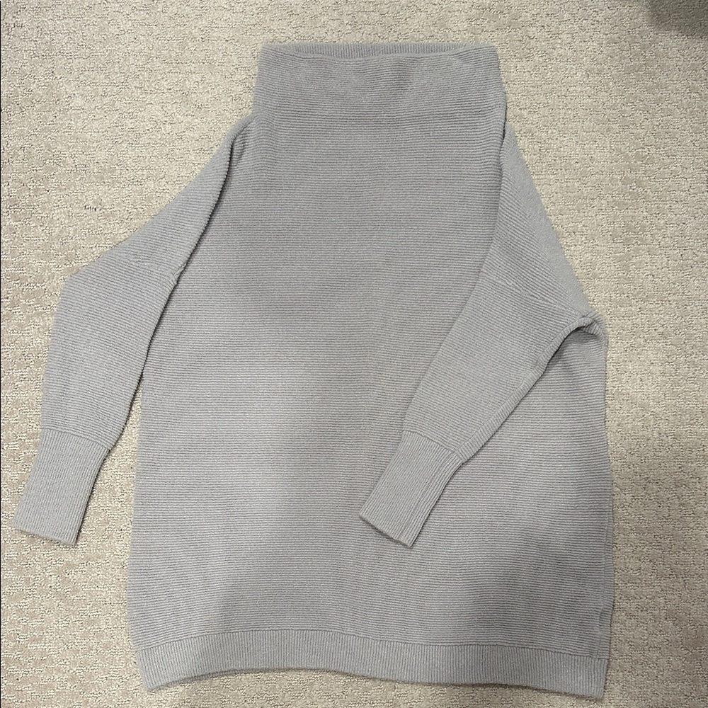 Free People Light Gray Tunic sweater. Professional dry cleaned. Like new